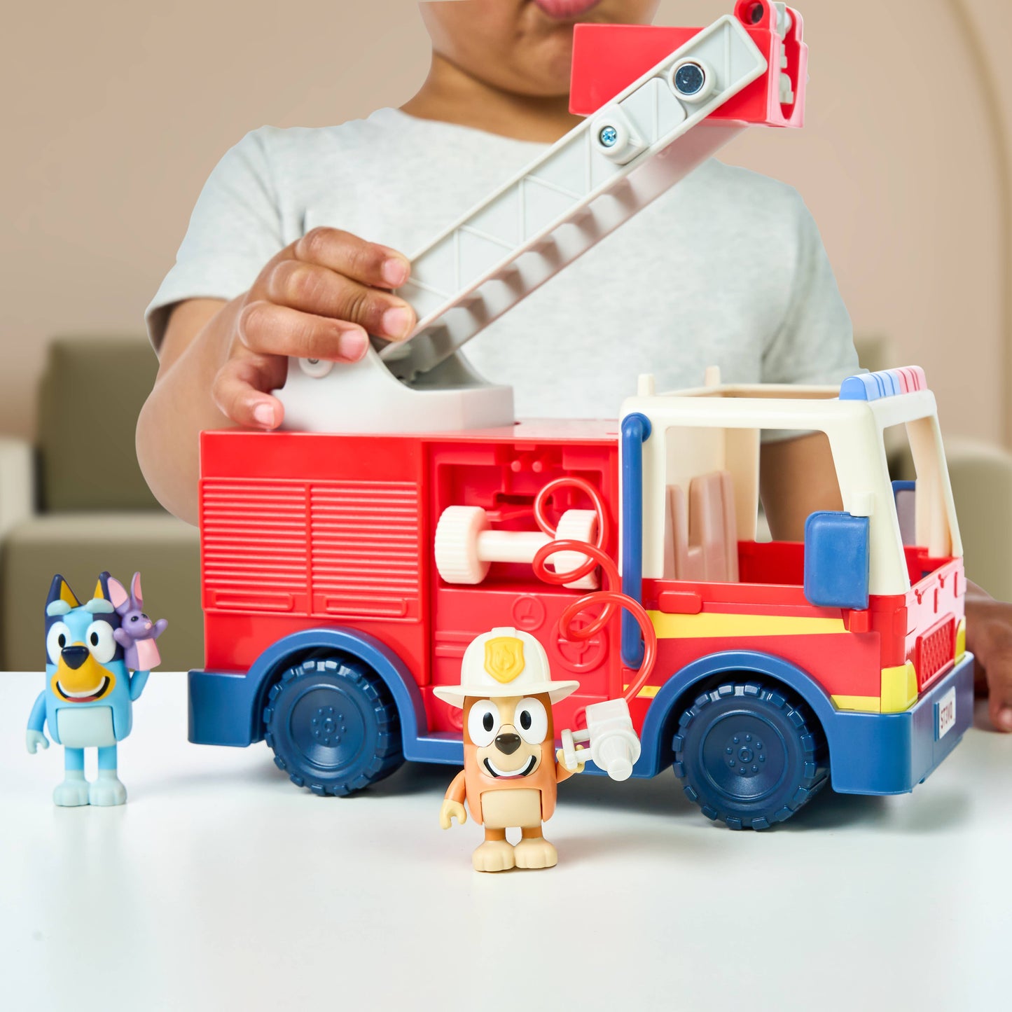 Toysmith - Moose Toys Bluey Firetruck